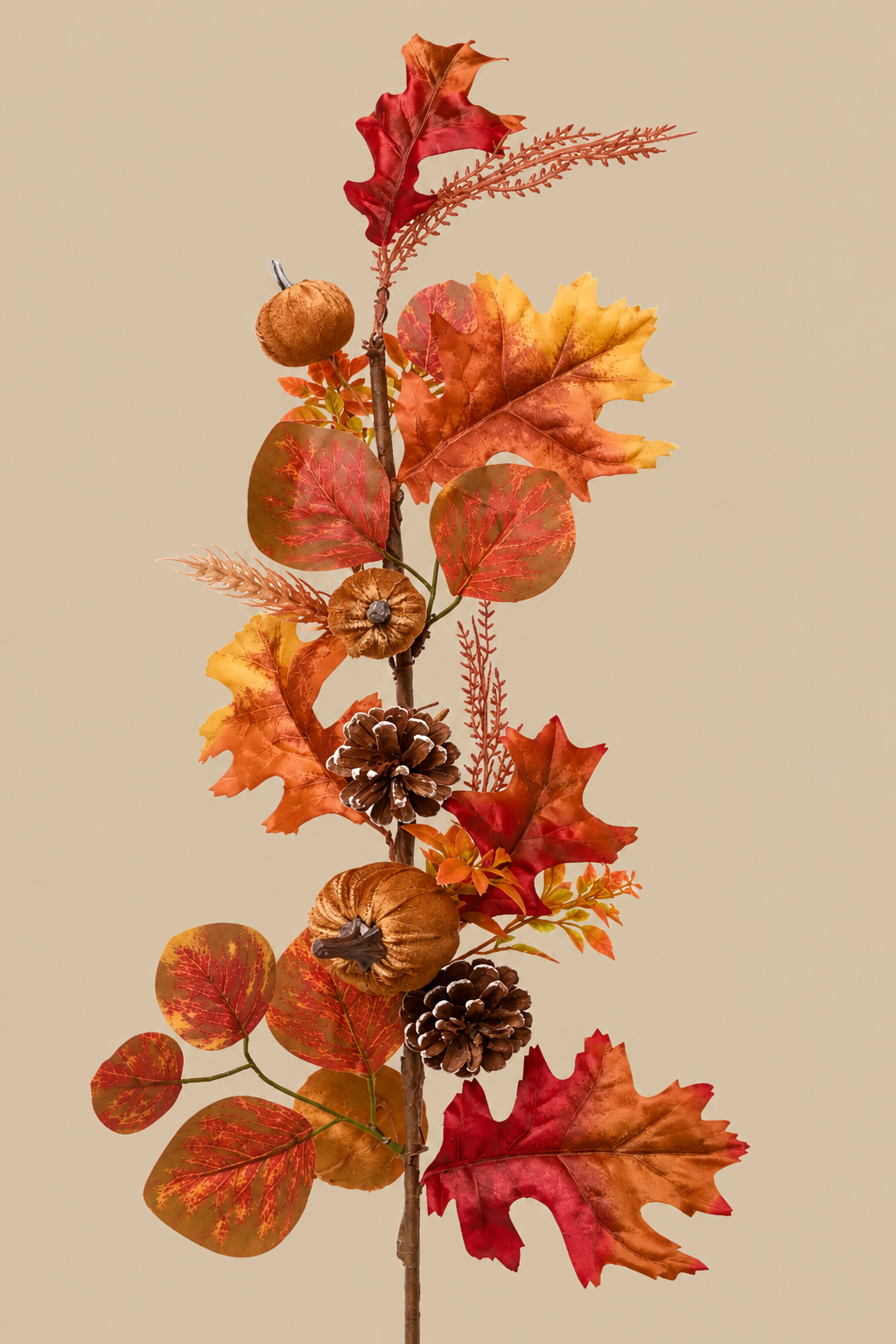 Herfsttak rechtop met kleurrijke herfstbladeren en dennenappels